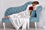 Ніжний білий халат для нареченої з атласу Айворі
