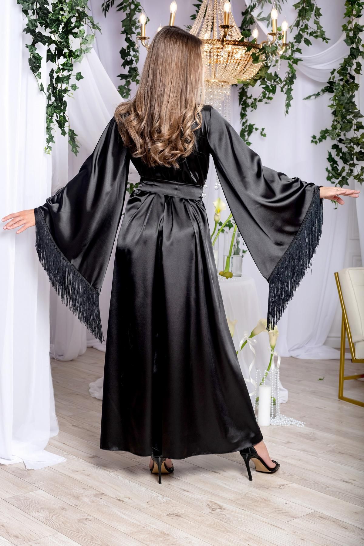 Довгий халат жіночий атласний з бахромою на рукавах Чорний