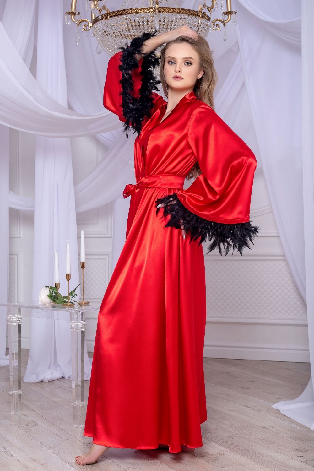 Довгий халат з атласу оздоблений пір'ям на рукавах Червоний